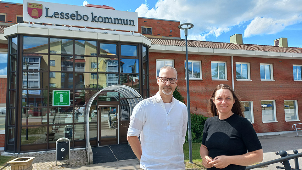 Ett foto på Roger Wisberg och Angelica Karlsson framför kommunhuset i Lessebo.