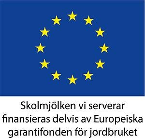 EUs logotyp med blå bakgrund och gula stjärnor i en ring. Texten: Skolmjölken vi serverar finansieras delvis av Europeiska garantifonden för jordbruket